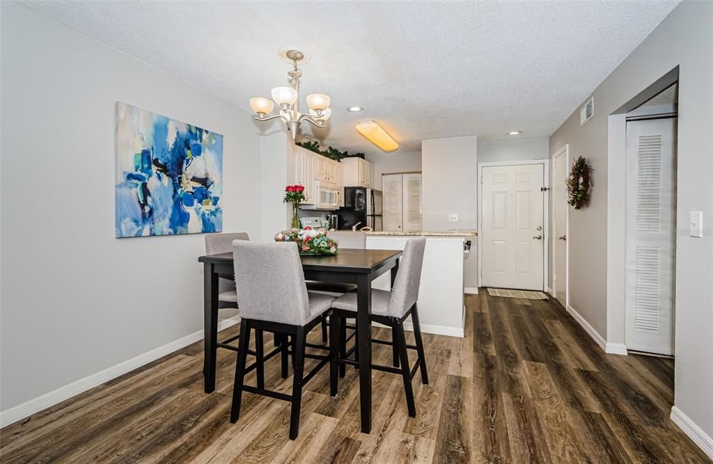 На продажу: $199,999 (2 спален, 2 ванн, 990 Квадратных фут)