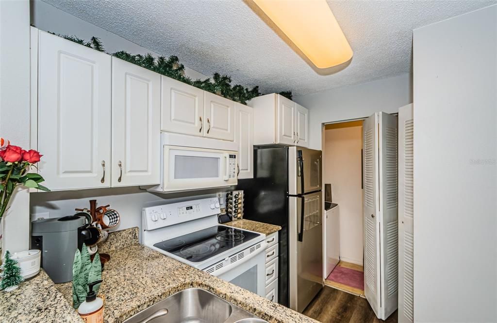 На продажу: $199,999 (2 спален, 2 ванн, 990 Квадратных фут)