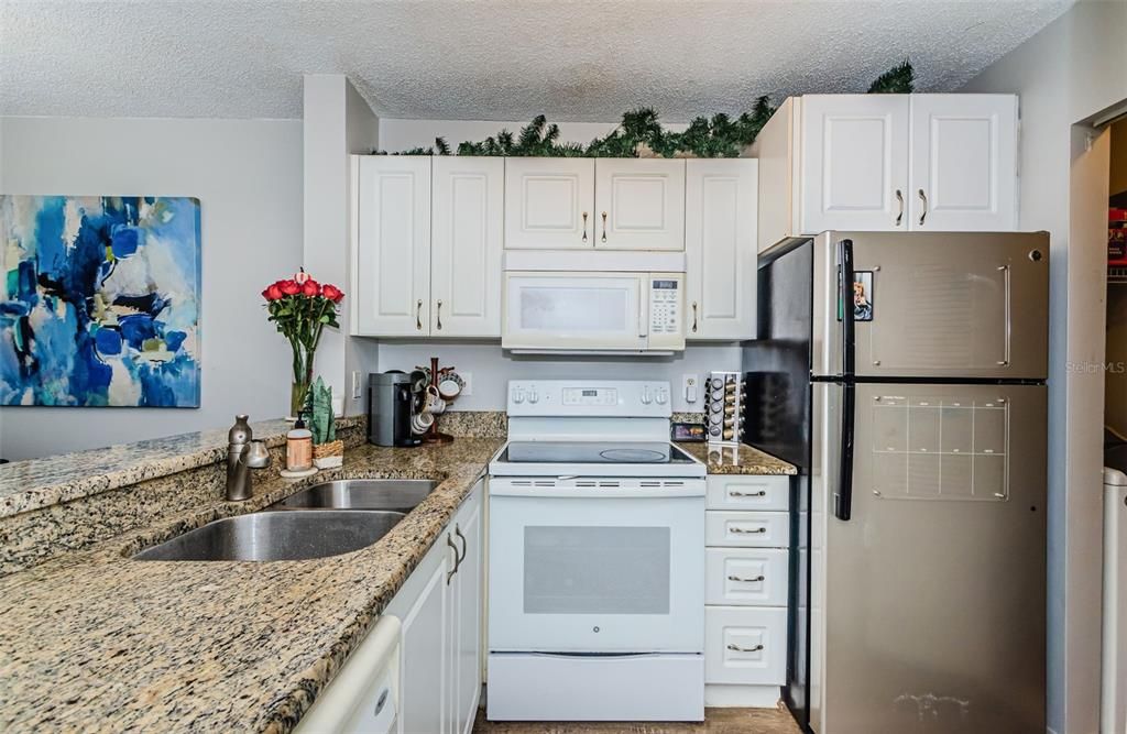 На продажу: $199,999 (2 спален, 2 ванн, 990 Квадратных фут)