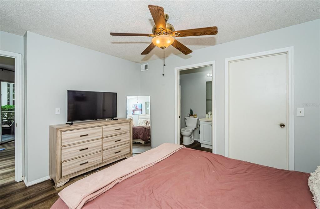 На продажу: $199,999 (2 спален, 2 ванн, 990 Квадратных фут)