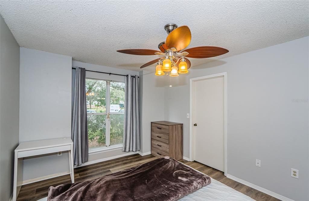 На продажу: $199,999 (2 спален, 2 ванн, 990 Квадратных фут)