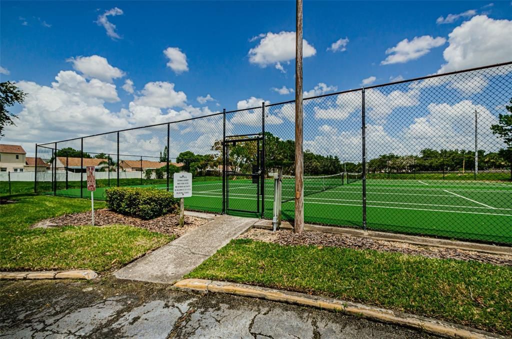 На продажу: $199,999 (2 спален, 2 ванн, 990 Квадратных фут)