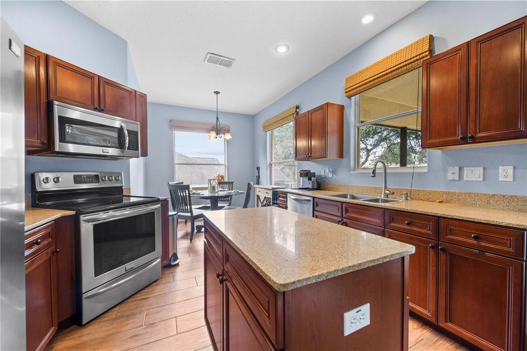 Под контрактом: $515,000 (3 спален, 2 ванн, 1967 Квадратных фут)