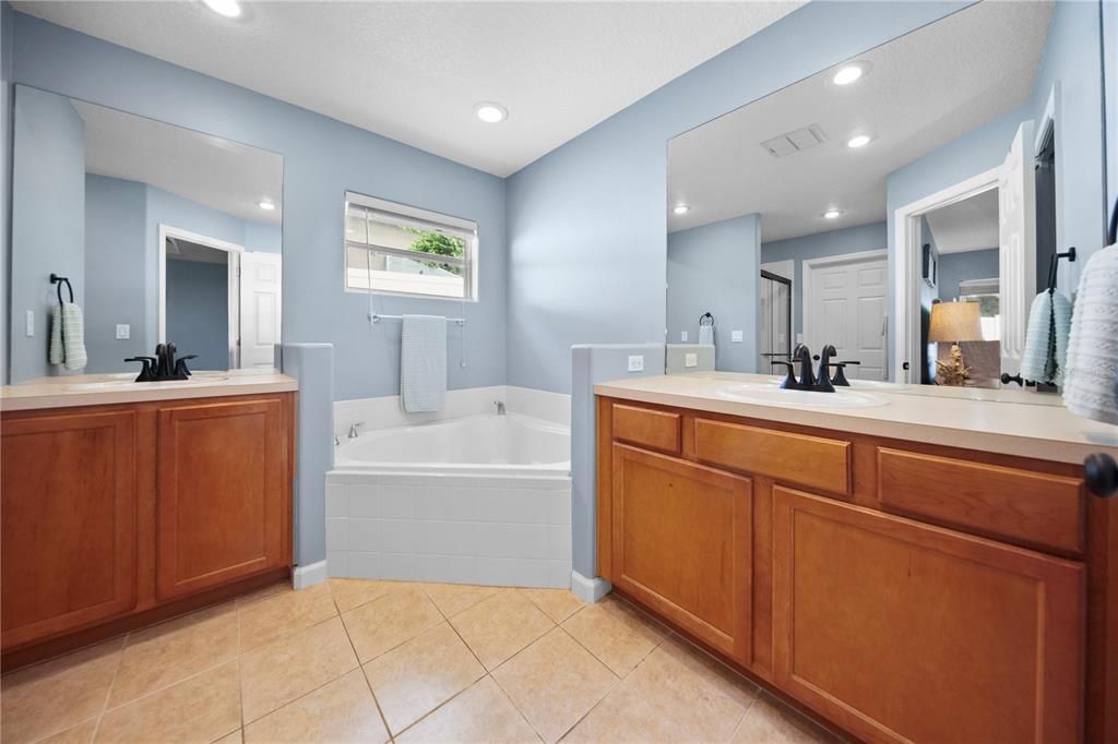 Под контрактом: $515,000 (3 спален, 2 ванн, 1967 Квадратных фут)