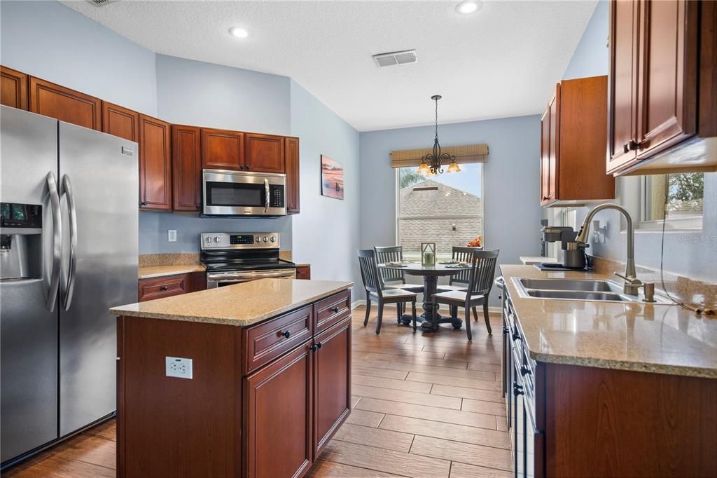 Под контрактом: $515,000 (3 спален, 2 ванн, 1967 Квадратных фут)