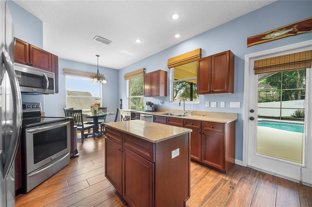 Под контрактом: $515,000 (3 спален, 2 ванн, 1967 Квадратных фут)