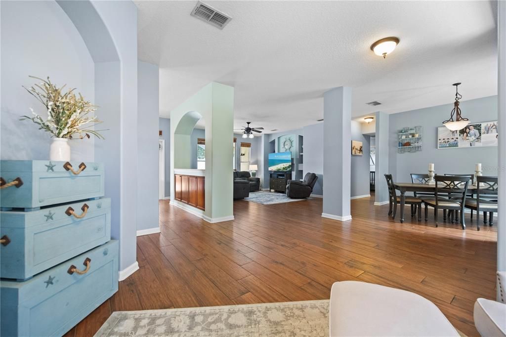 Под контрактом: $515,000 (3 спален, 2 ванн, 1967 Квадратных фут)