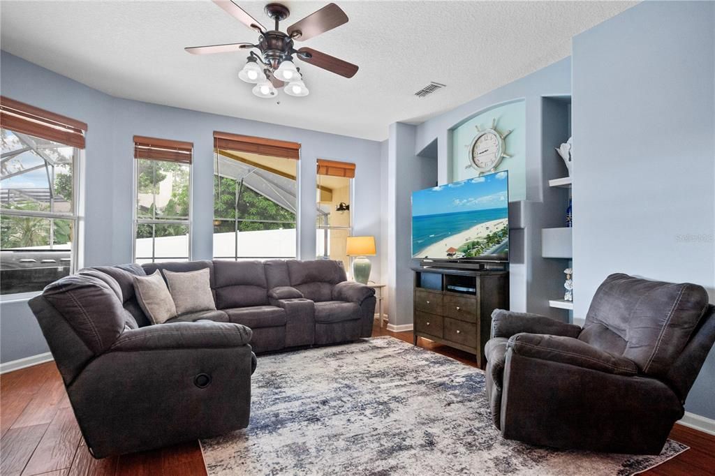 Под контрактом: $515,000 (3 спален, 2 ванн, 1967 Квадратных фут)