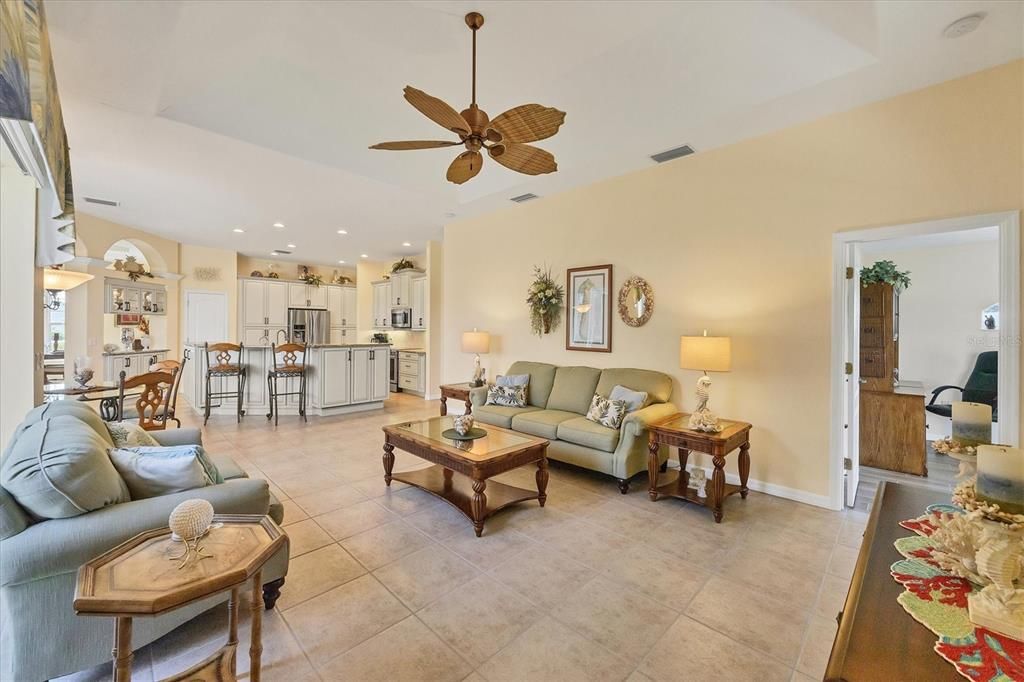 Под контрактом: $578,900 (3 спален, 2 ванн, 2481 Квадратных фут)