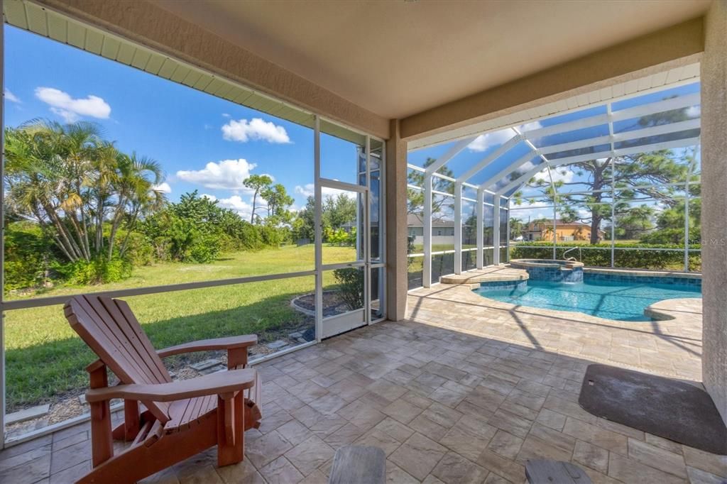 Под контрактом: $578,900 (3 спален, 2 ванн, 2481 Квадратных фут)