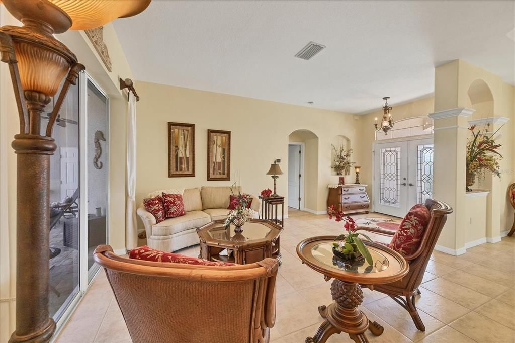 Под контрактом: $578,900 (3 спален, 2 ванн, 2481 Квадратных фут)