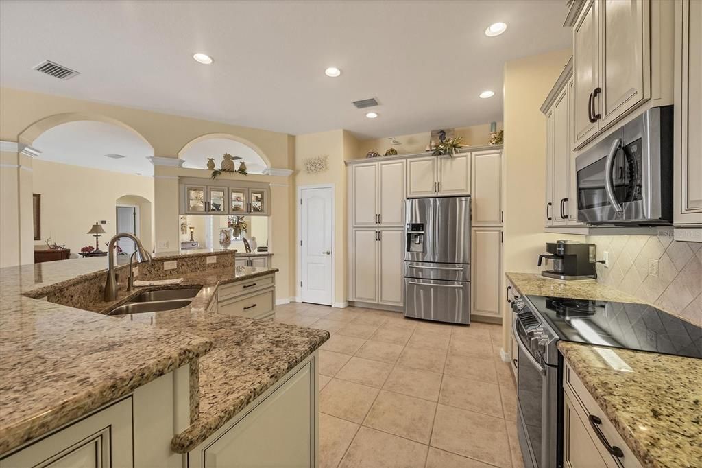 Под контрактом: $578,900 (3 спален, 2 ванн, 2481 Квадратных фут)