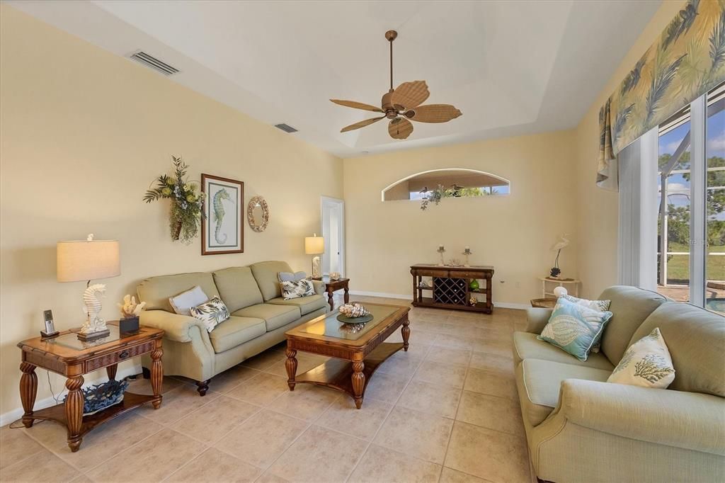 Под контрактом: $578,900 (3 спален, 2 ванн, 2481 Квадратных фут)