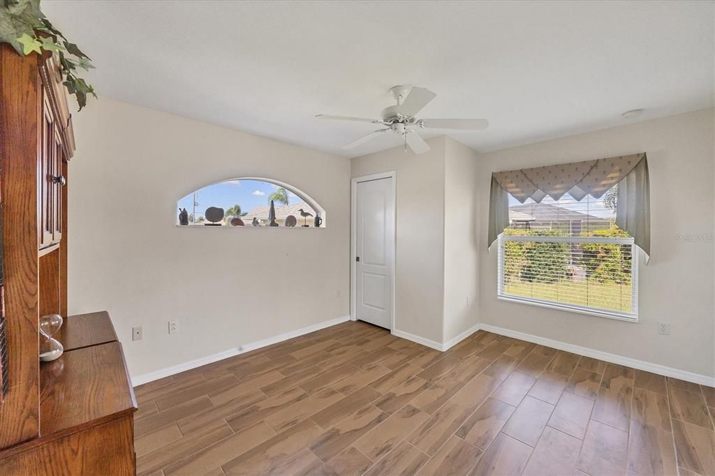 Под контрактом: $578,900 (3 спален, 2 ванн, 2481 Квадратных фут)