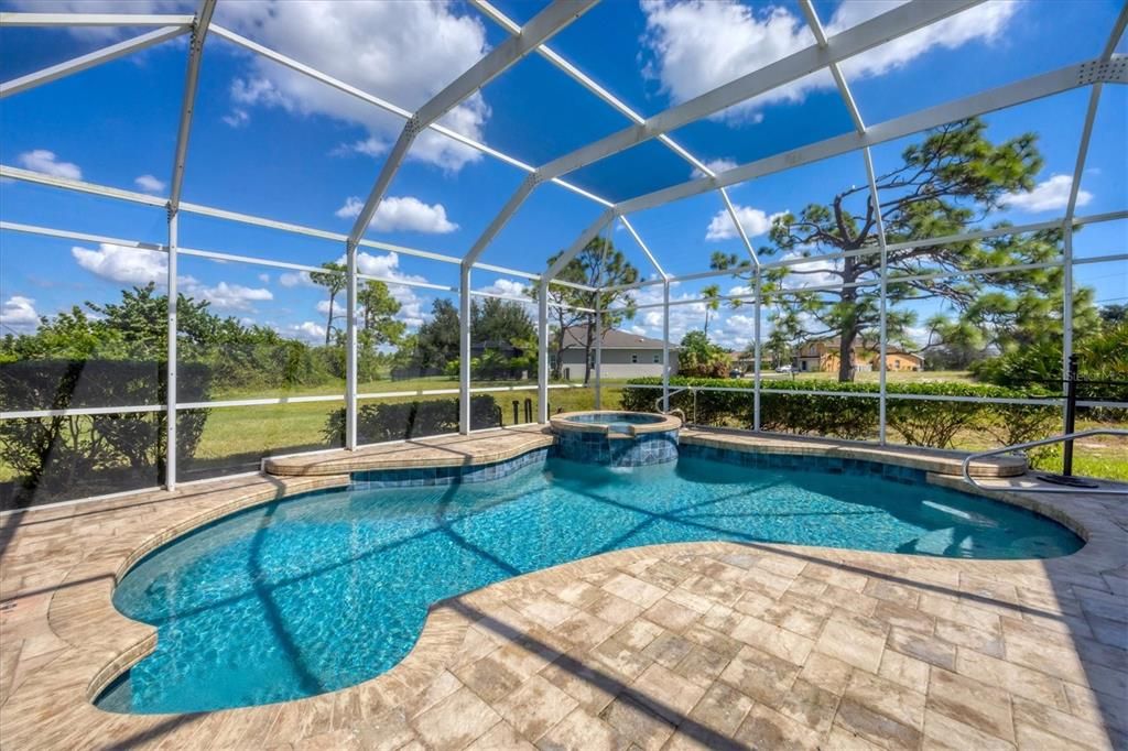 Под контрактом: $578,900 (3 спален, 2 ванн, 2481 Квадратных фут)