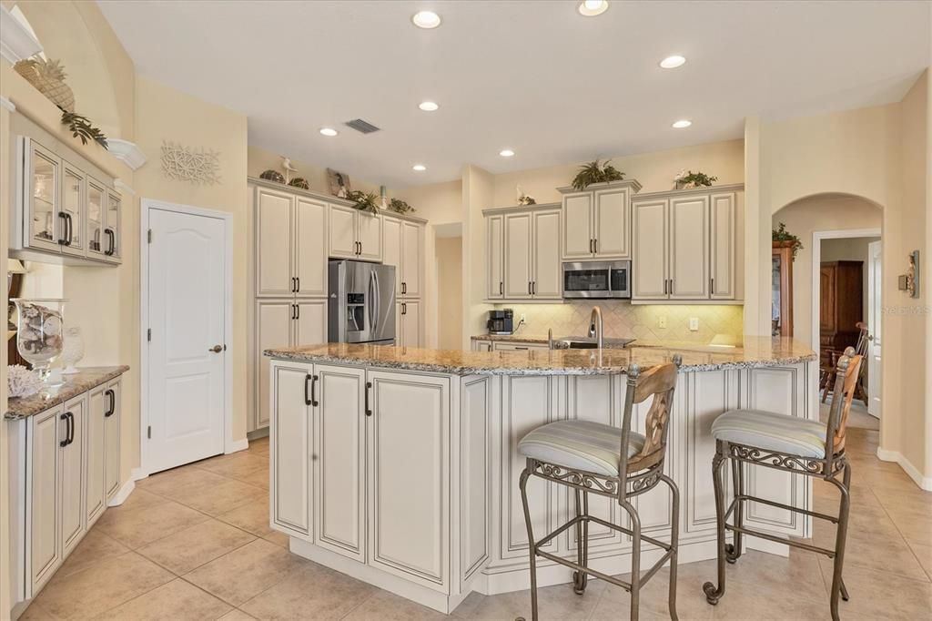 Под контрактом: $578,900 (3 спален, 2 ванн, 2481 Квадратных фут)