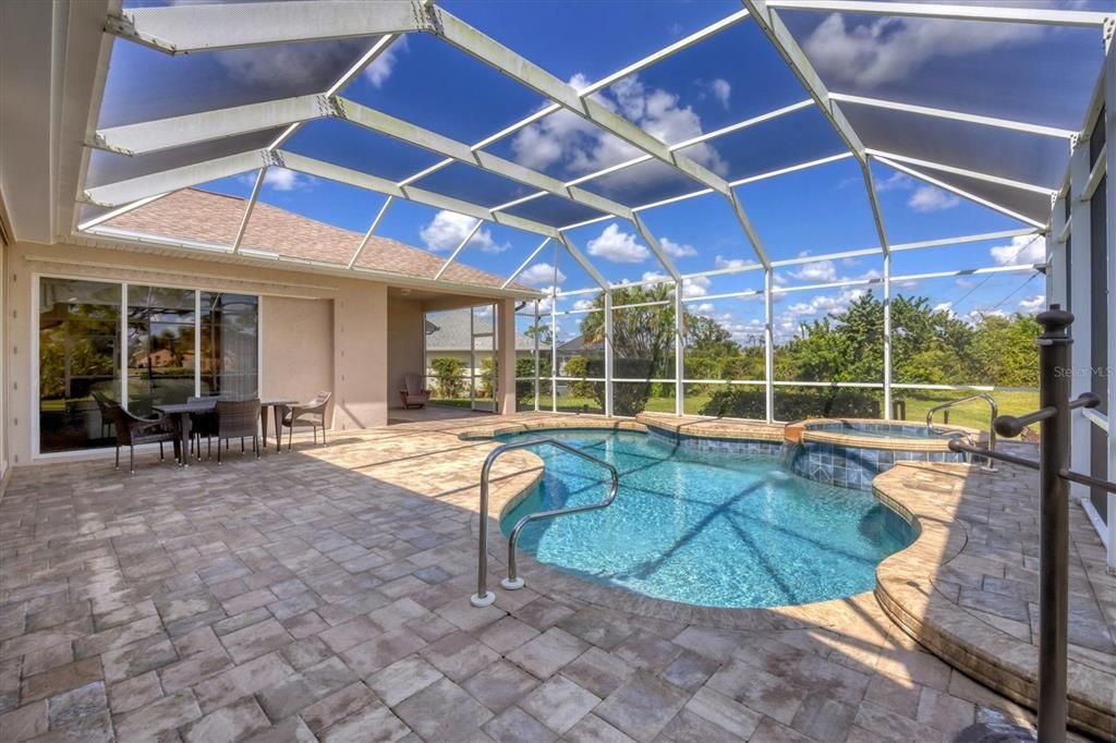 Под контрактом: $578,900 (3 спален, 2 ванн, 2481 Квадратных фут)