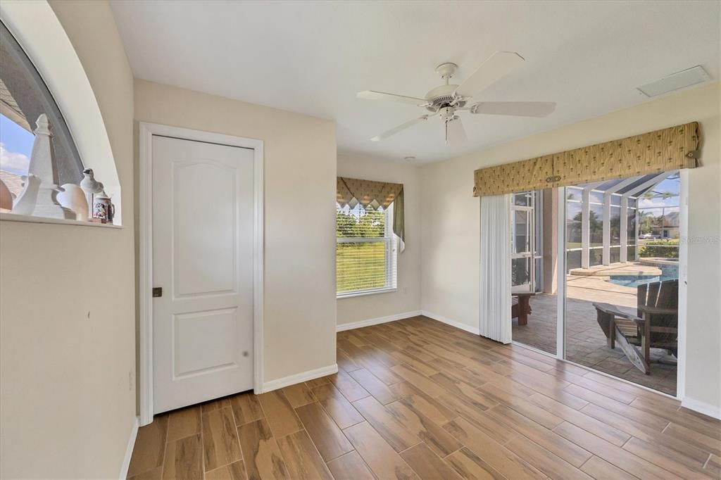 Под контрактом: $578,900 (3 спален, 2 ванн, 2481 Квадратных фут)