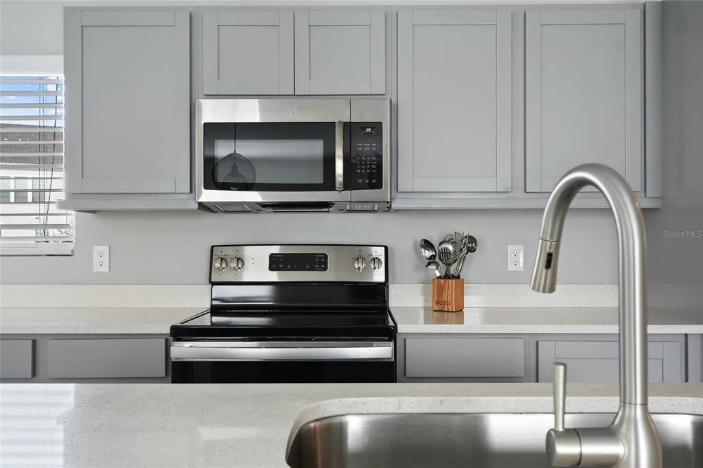 Active With Contract: $1,725 (1 beds, 1 baths, 714 Square Feet)