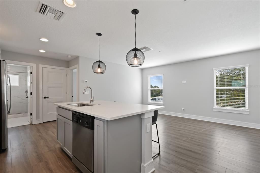 Active With Contract: $1,725 (1 beds, 1 baths, 714 Square Feet)