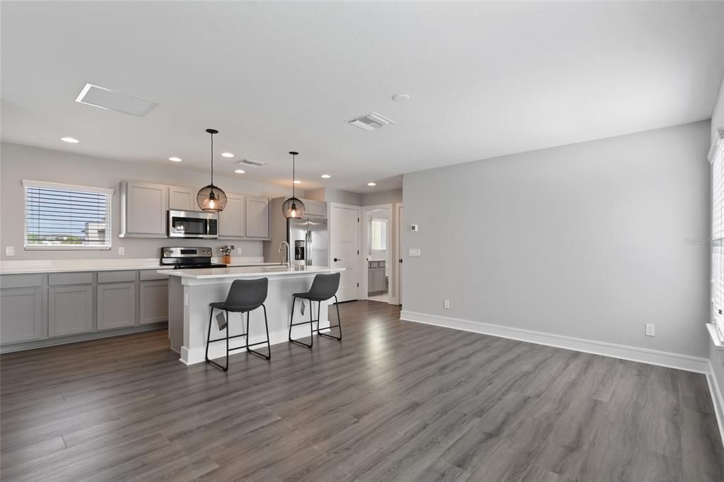 Active With Contract: $1,725 (1 beds, 1 baths, 714 Square Feet)