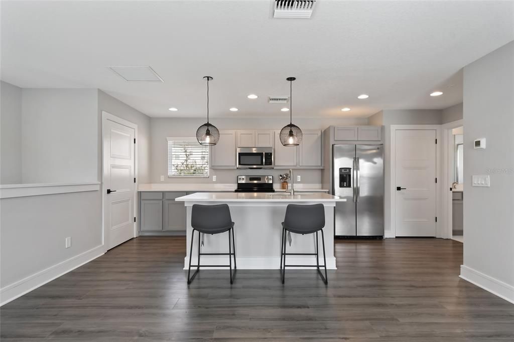 Active With Contract: $1,725 (1 beds, 1 baths, 714 Square Feet)