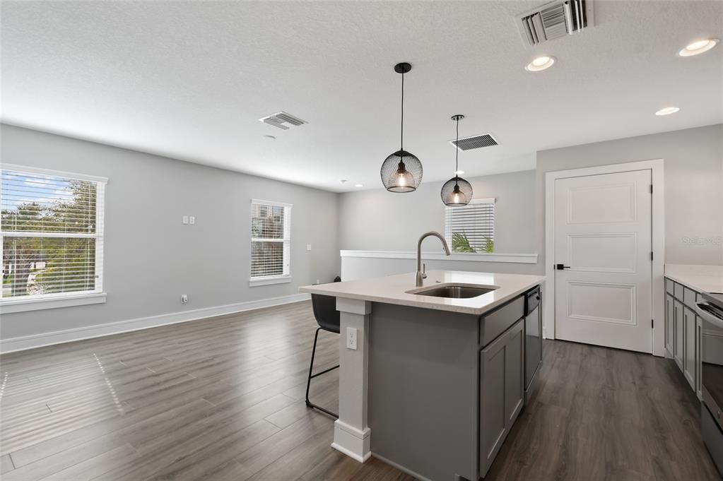 Active With Contract: $1,725 (1 beds, 1 baths, 714 Square Feet)