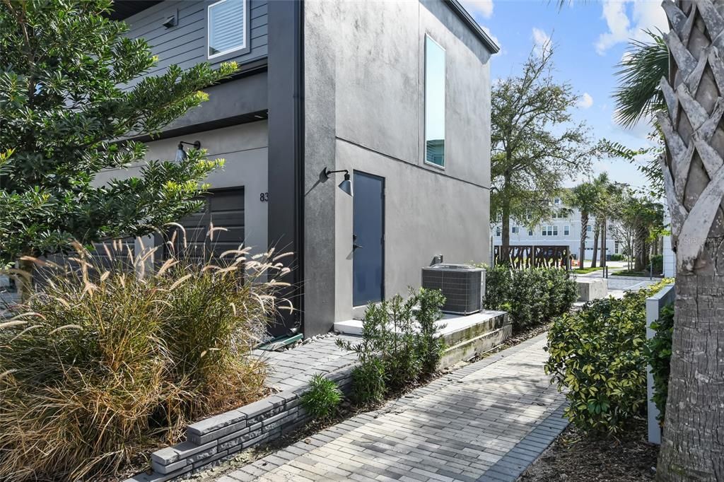 Active With Contract: $1,725 (1 beds, 1 baths, 714 Square Feet)