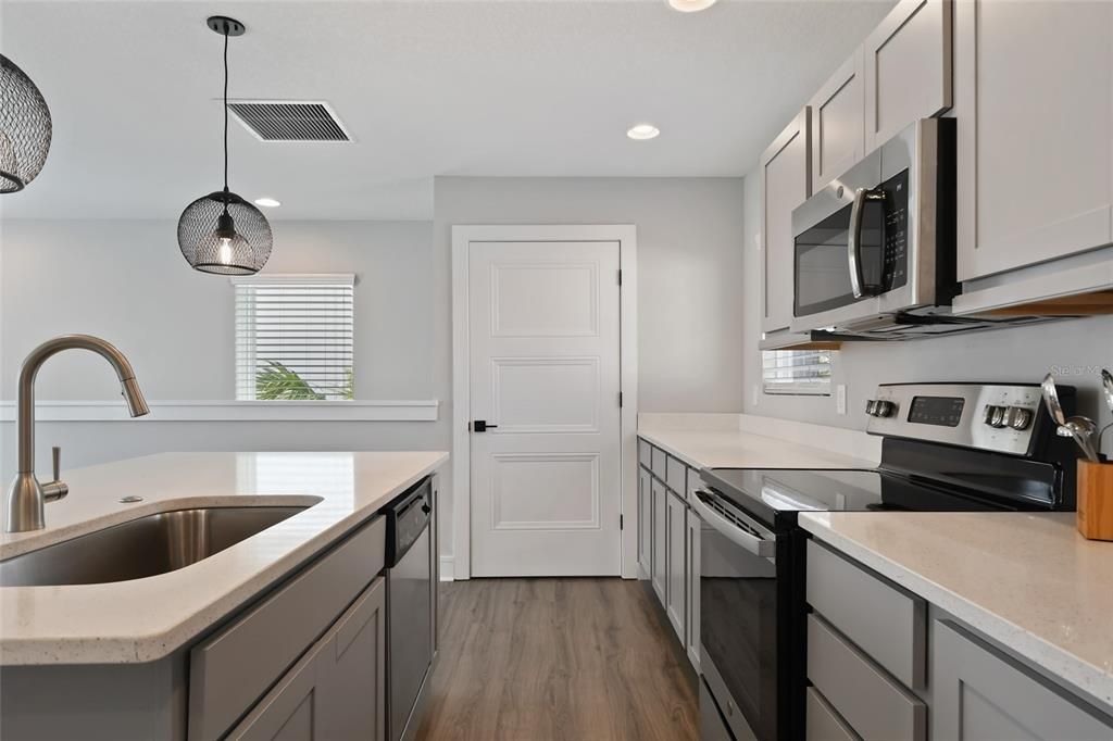 Active With Contract: $1,725 (1 beds, 1 baths, 714 Square Feet)