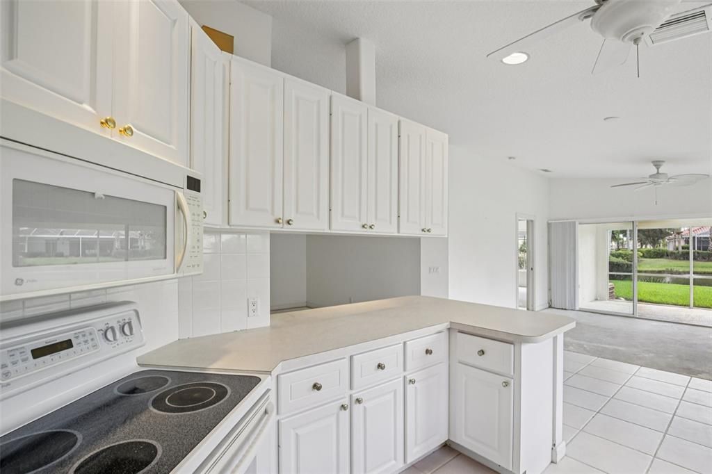 Под контрактом: $350,000 (2 спален, 2 ванн, 1534 Квадратных фут)