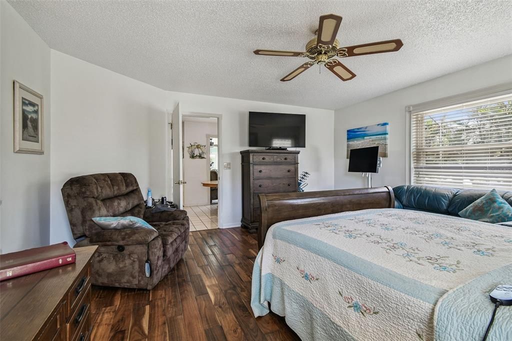 For Sale: $389,000 (2 beds, 2 baths, 1882 Square Feet)