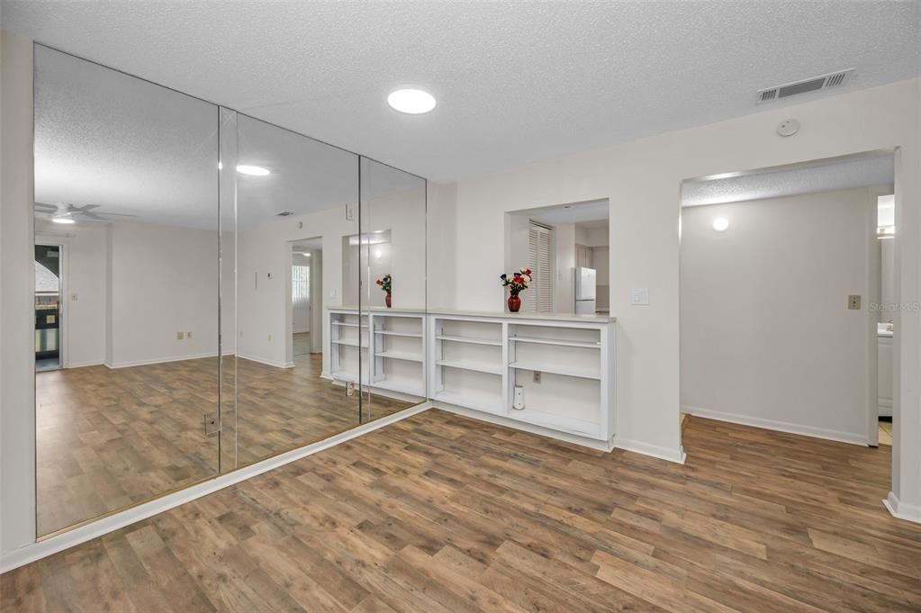 Active With Contract: $125,000 (1 beds, 1 baths, 710 Square Feet)
