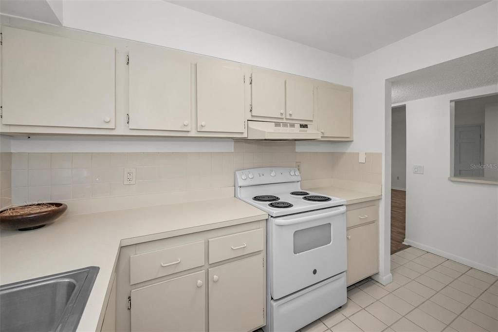 Active With Contract: $125,000 (1 beds, 1 baths, 710 Square Feet)