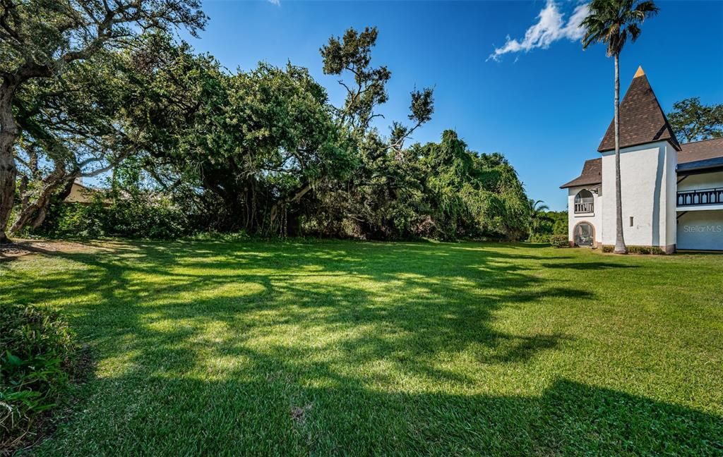 Active With Contract: $125,000 (1 beds, 1 baths, 710 Square Feet)