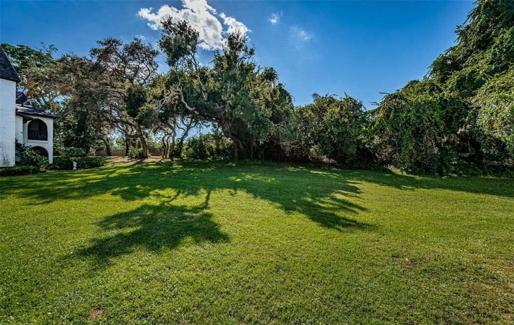 Active With Contract: $125,000 (1 beds, 1 baths, 710 Square Feet)