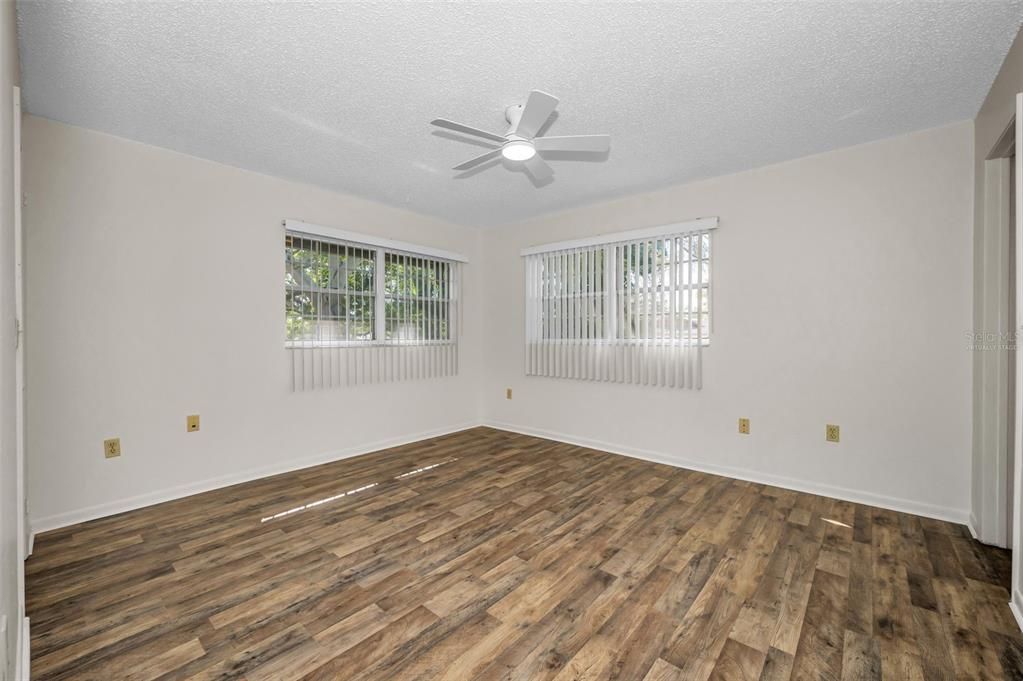 Active With Contract: $125,000 (1 beds, 1 baths, 710 Square Feet)