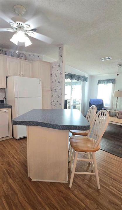 待售: $195,000 (2 贝兹, 2 浴室, 1080 平方英尺)