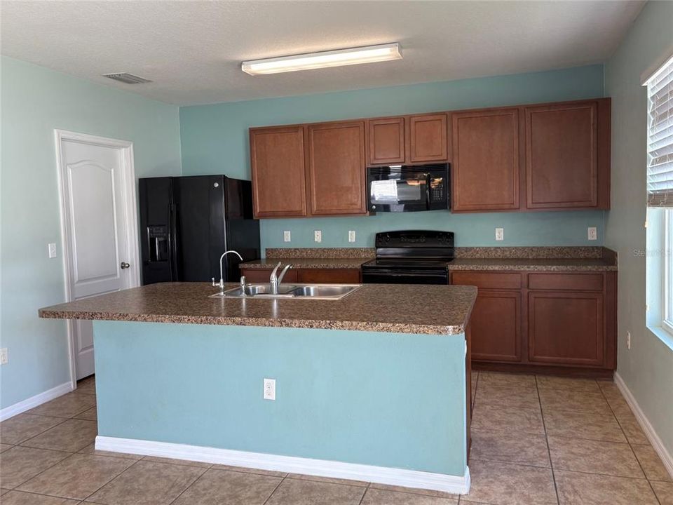 For Sale: $359,900 (4 beds, 2 baths, 2505 Square Feet)