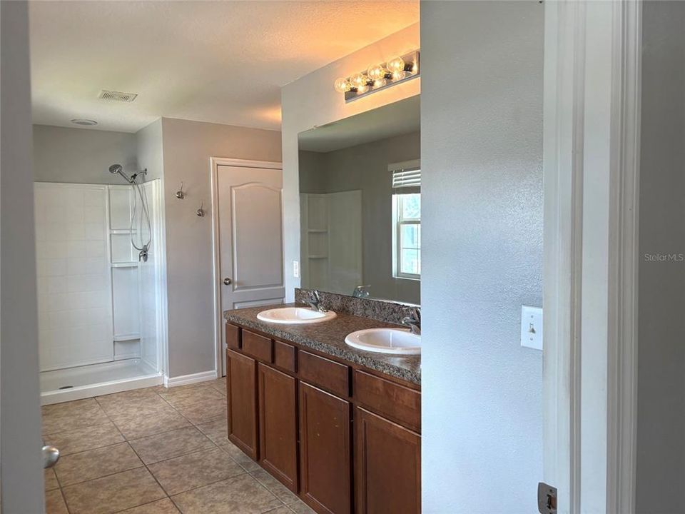 For Sale: $359,900 (4 beds, 2 baths, 2505 Square Feet)