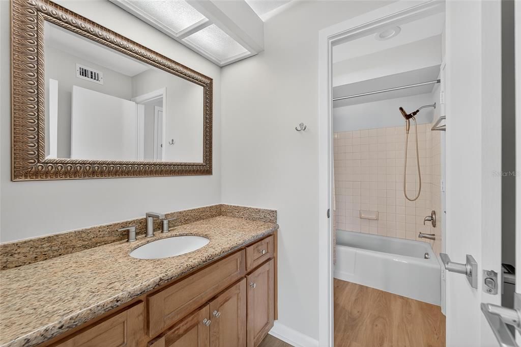 待售: $160,000 (1 贝兹, 1 浴室, 576 平方英尺)