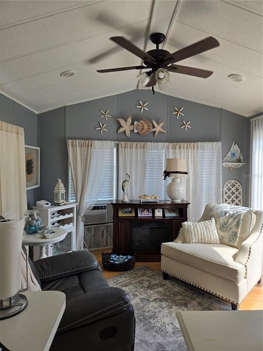 На продажу: $152,500 (2 спален, 1 ванн, 738 Квадратных фут)