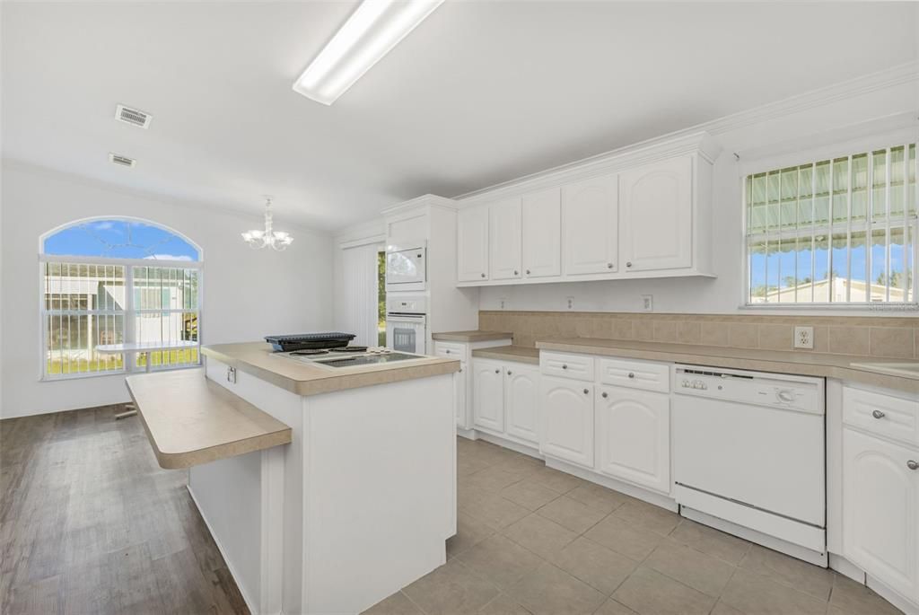 待售: $215,000 (2 贝兹, 2 浴室, 1404 平方英尺)