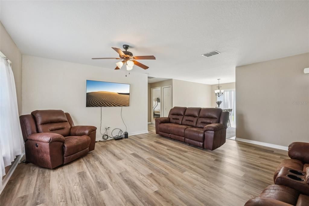 For Sale: $285,000 (3 beds, 2 baths, 1352 Square Feet)