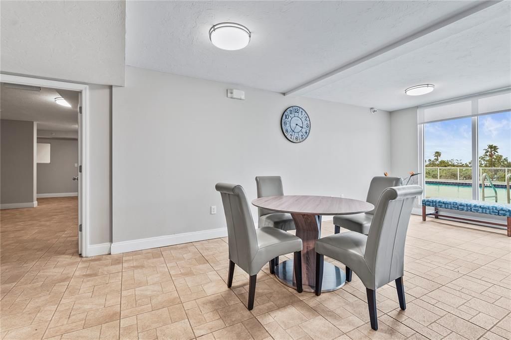 待售: $499,000 (1 贝兹, 2 浴室, 985 平方英尺)