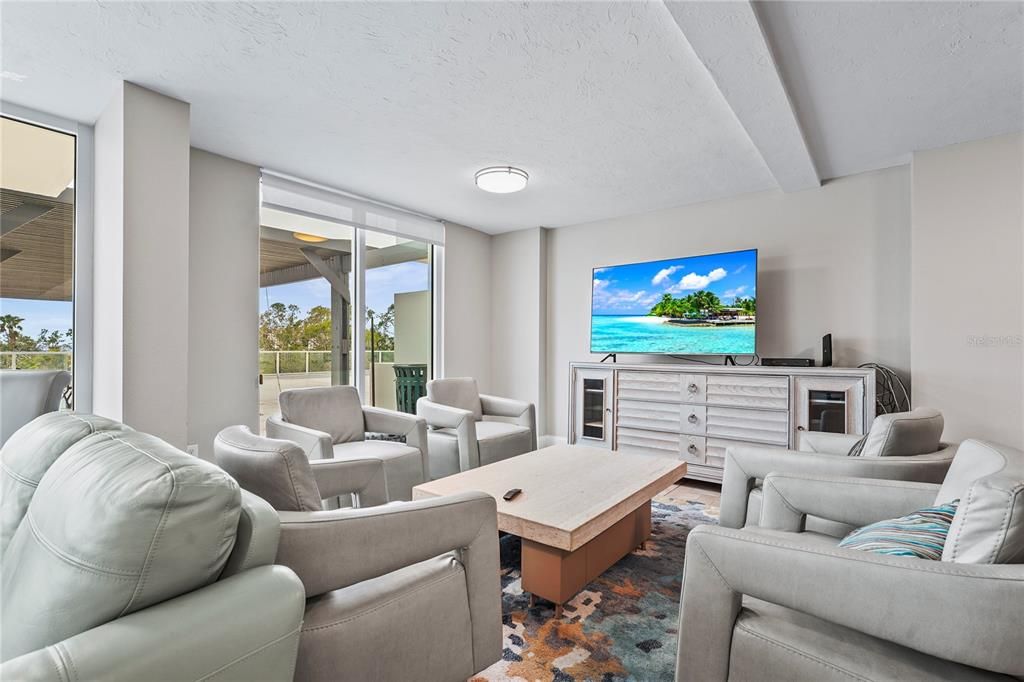 待售: $499,000 (1 贝兹, 2 浴室, 985 平方英尺)