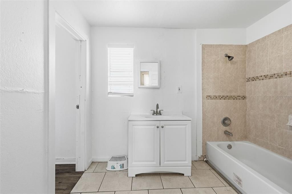 Active With Contract: $325,000 (2 beds, 1 baths, 924 Square Feet)