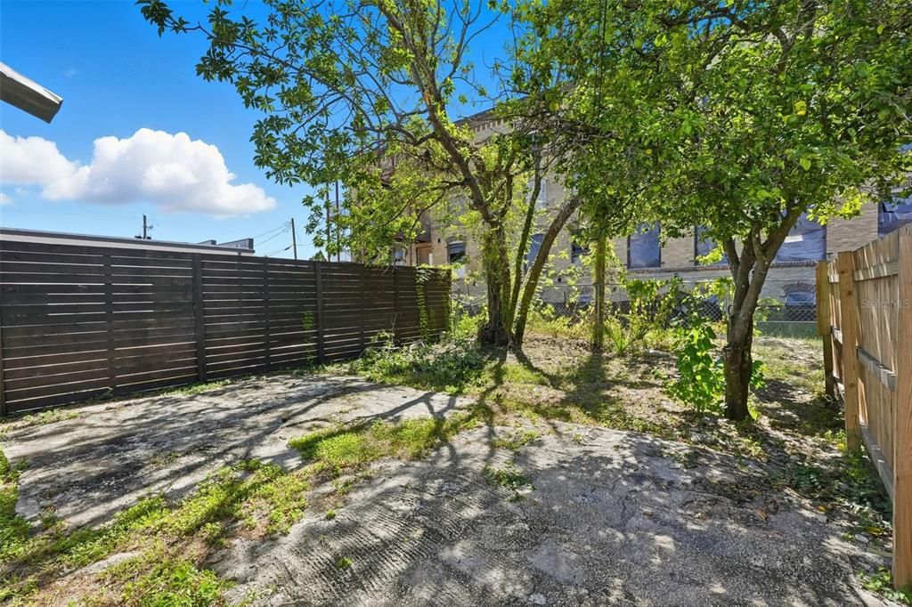 Active With Contract: $325,000 (2 beds, 1 baths, 924 Square Feet)