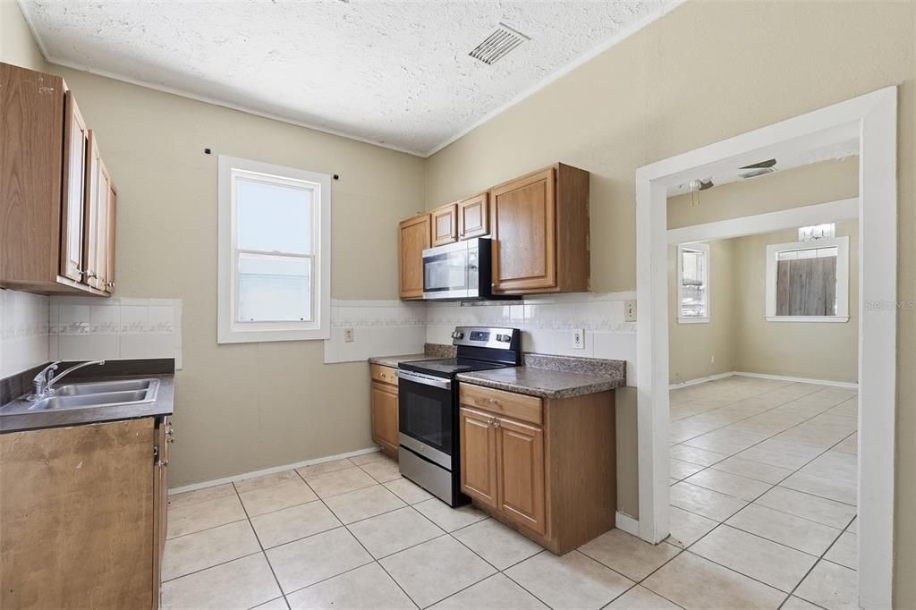 Active With Contract: $325,000 (2 beds, 1 baths, 924 Square Feet)