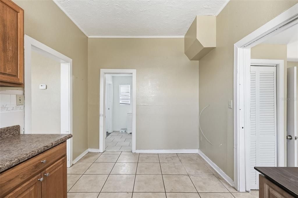 Active With Contract: $325,000 (2 beds, 1 baths, 924 Square Feet)