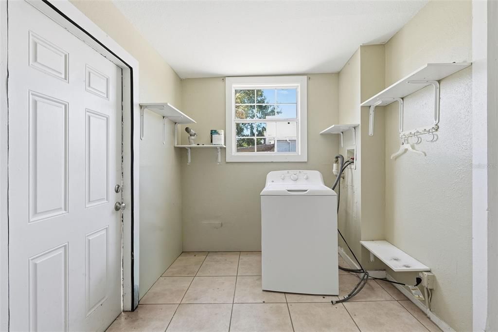 Active With Contract: $325,000 (2 beds, 1 baths, 924 Square Feet)